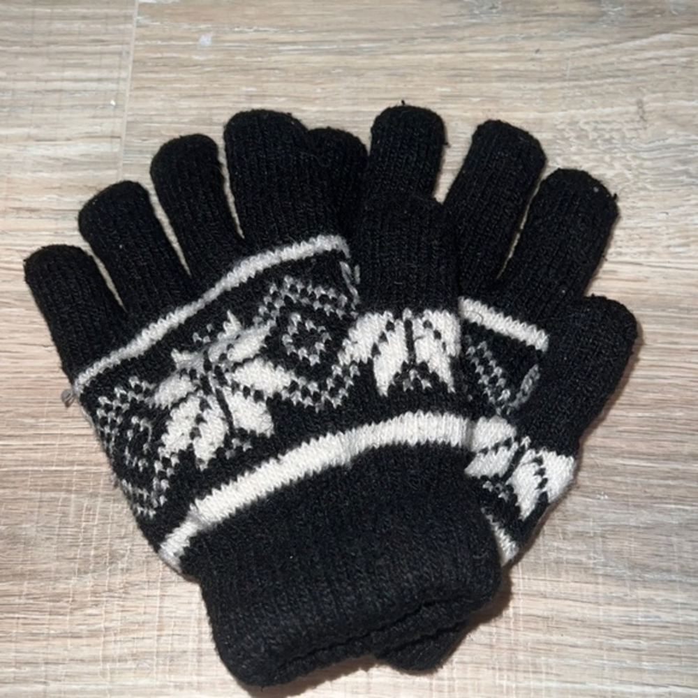 Black and white kint winter gloves